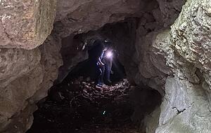 Was für ein Abenteuer: Mit Taschenlampe schleichen Kinder in die Höhle.