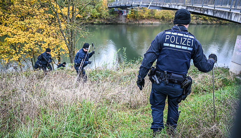 Polizisten sind bei Suchmaßnahmen in Fellbach im Einsatz. Polizisten sind bei Suchmaßnahmen in Fellbach im Einsatz.