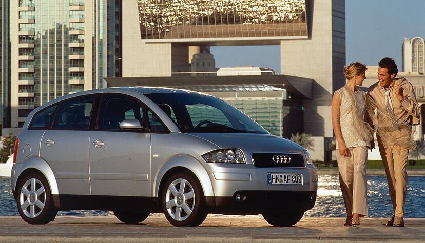 Der Audi A2 wurde 1999 vorgestellt und von 2000 bis 2005 produziert. Maßstäbe setzte er damals mit seiner Aluminiumkarosserie und dem niedrigen Verbrauch. Der Audi A2 wurde 1999 vorgestellt und von 2000 bis 2005 produziert. Maßstäbe setzte er damals mit seiner Aluminiumkarosserie und dem niedrigen Verbrauch.