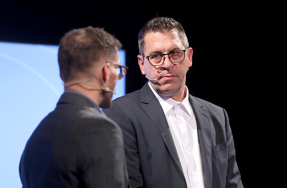 Auch B&uuml;rgermeisterkandidat Frank Menzel (rechts) stand auf dem Pr&uuml;fstand.