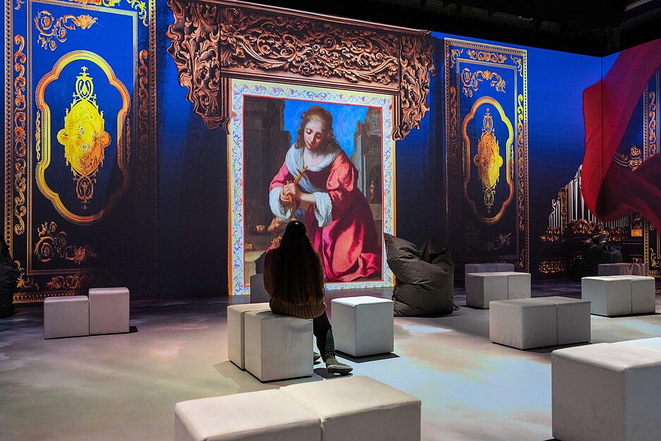 Die immersive Ausstellung „Vermeer – Meister des Lichts“ bietet eine analoge und digitale Erlebnisreise durch das Schaffen des bekannten niederländischen Künstlers. Die immersive Ausstellung „Vermeer – Meister des Lichts“ bietet eine analoge und digitale Erlebnisreise durch das Schaffen des bekannten niederländischen Künstlers.