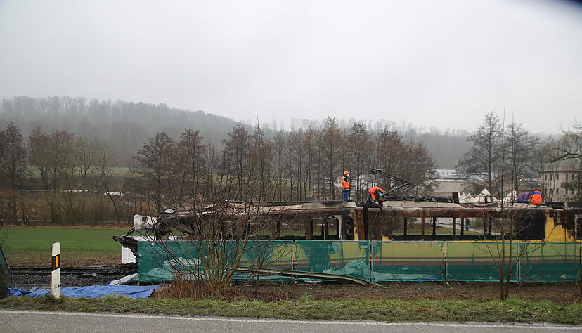 Am Morgen nach dem Unglück steht die ausgebrannte Stadtbahn noch zwischen Zeutern und Odenheim