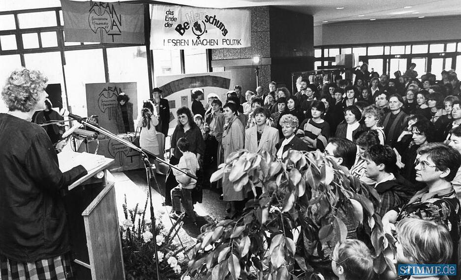 Die Heilbronner Frauenbeauftragte Ingrid Schwarz eröffnet vor einigen hundert Besucherinnen und Besuchern die erste Frauenwoche 1989 im Foyer des Stadttheaters.