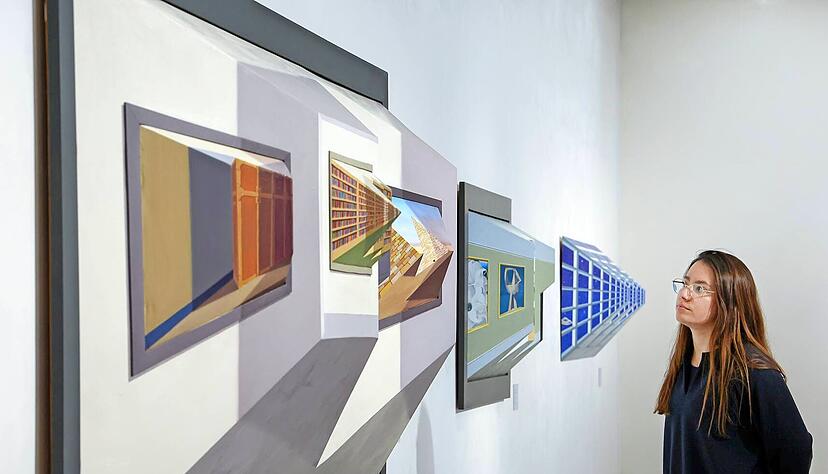 Die Werke des britischen Künstlers Patrick Hughes, (v.l.) "London Fields" (1993), "Subjected Object" (2004) und "Science Ficture" (2002) konfrontieren den Betrachter mit dem Spiel sich ständig verändernder Perspektive.
Fotos: Volker Naumann, Ufuk Arslan (2) Die Werke des britischen Künstlers Patrick Hughes, (v.l.) "London Fields" (1993), "Subjected Object" (2004) und "Science Ficture" (2002) konfrontieren den Betrachter mit dem Spiel sich ständig verändernder Perspektive.
Fotos: Volker Naumann, Ufuk Arslan (2)