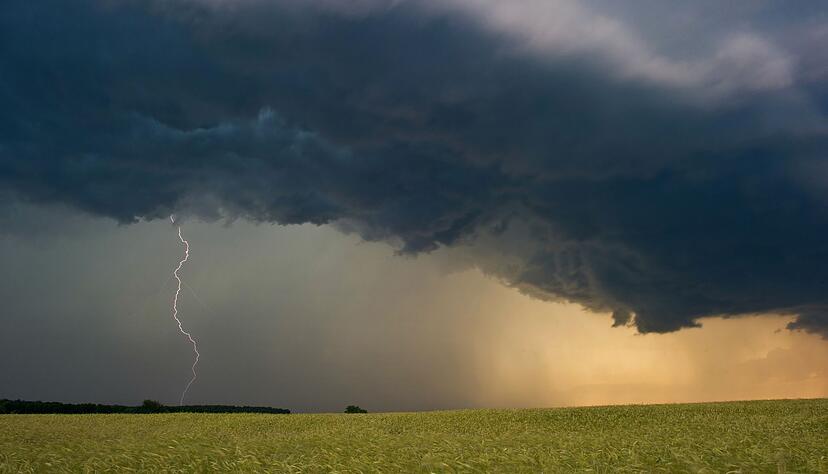 Angsteinflößend und mächtig: Wenn Gewitterwolken aufreißen, kommt meist eine Menge Regen herunter - und der flutet schnell mal den Keller. Angsteinflößend und mächtig: Wenn Gewitterwolken aufreißen, kommt meist eine Menge Regen herunter - und der flutet schnell mal den Keller.