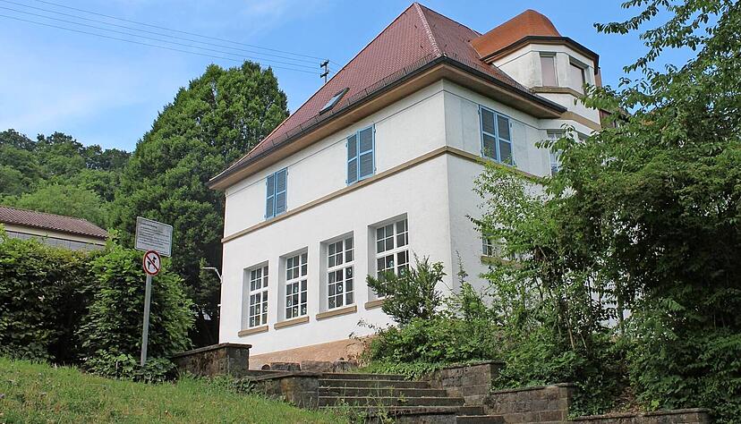 Das alte Schulgebäude steht unter Denkmalschutz, sagt Forchtenbergs Bürgermeister Michael Foss. Deswegen müsse dieses in jedem Fall renoviert werden. Das alte Schulgebäude steht unter Denkmalschutz, sagt Forchtenbergs Bürgermeister Michael Foss. Deswegen müsse dieses in jedem Fall renoviert werden.