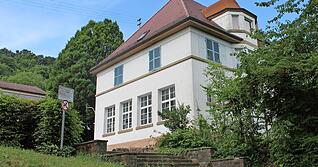 Das Schulgeb&auml;ude in Ernsbach ist &uuml;ber 100 Jahre alt. Nun steht zur Debatte, dass die Kinder aus Sindringen und Ernsbach nach Forchtenberg in die Schule gehen.