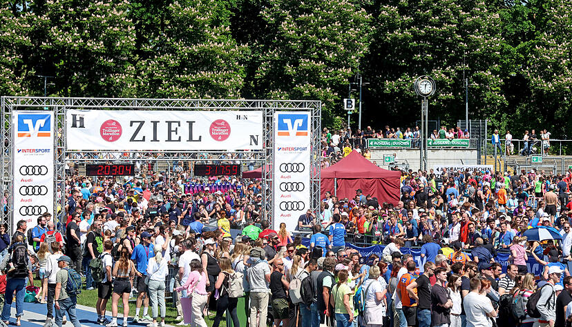 Gro&szlig;er Andrang herrschte im Jahr 2025 im Zielbereich beim Trollinger-Marathon.