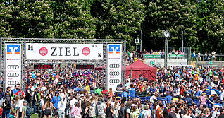Gro&szlig;er Andrang herrschte im Jahr 2025 im Zielbereich beim Trollinger-Marathon.