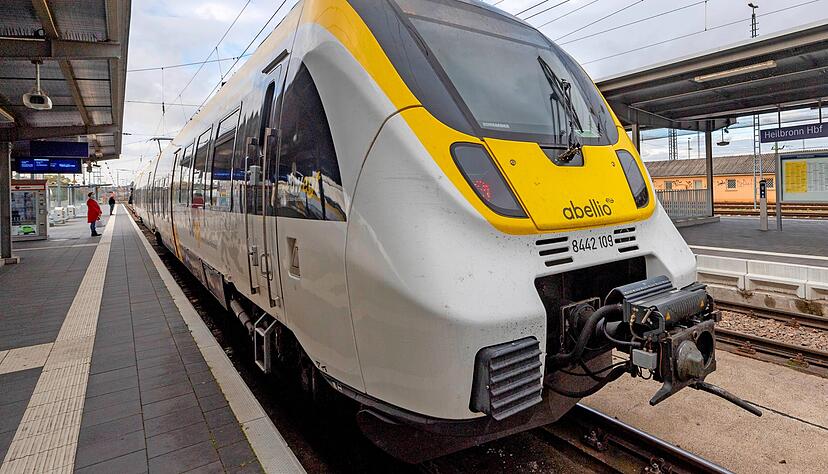 Zug mit Abellio-Aufschrift im Heilbronner Hauptbahnhof: Im kommenden Jahr wird auf den Zügen aller Voraussicht nach der Schriftzug der SWEG pranken. Das landeseigene Unternehmen will Abellio Baden-Württemberg übernehmen.
Foto: Archiv/Veigel
