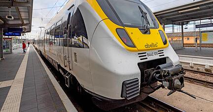 Zug mit Abellio-Aufschrift im Heilbronner Hauptbahnhof: Im kommenden Jahr wird auf den Zügen aller Voraussicht nach der Schriftzug der SWEG pranken. Das landeseigene Unternehmen will Abellio Baden-Württemberg übernehmen.
Foto: Archiv/Veigel