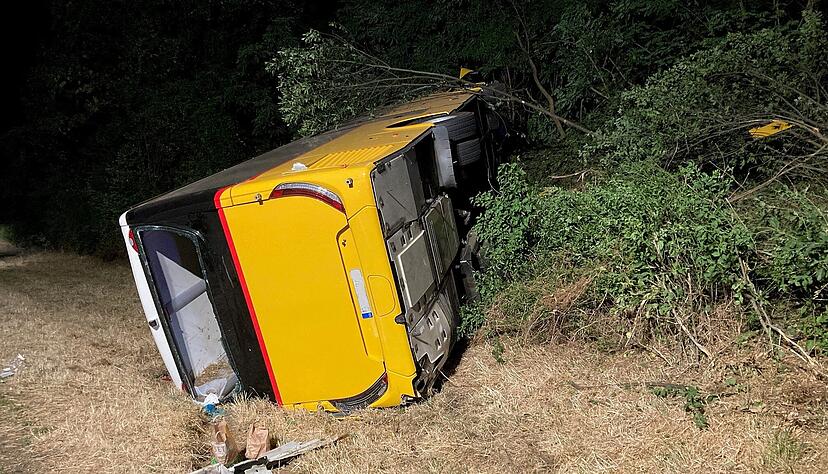 Ein Linienbus ist in der Nacht auf Montag auf der A81 umgestürzt. Ein Linienbus ist in der Nacht auf Montag auf der A81 umgestürzt.
