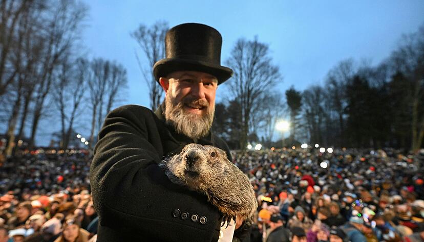 Punxsutawney Phil, das wettervorhersagende Murmeltier, hat sechs weitere Wochen Winterwetter vorausgesagt. Punxsutawney Phil, das wettervorhersagende Murmeltier, hat sechs weitere Wochen Winterwetter vorausgesagt.