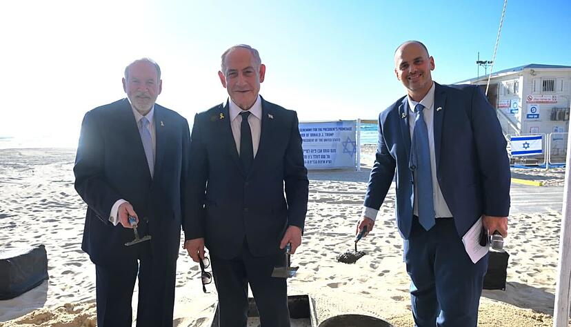 Der israelische Ministerpräsident Benjamin Netanjahu (M) bei der Grundsteinlegung für eine Promenade, die nach US-Präsident Donald Trump benannt ist. Der israelische Ministerpräsident Benjamin Netanjahu (M) bei der Grundsteinlegung für eine Promenade, die nach US-Präsident Donald Trump benannt ist.