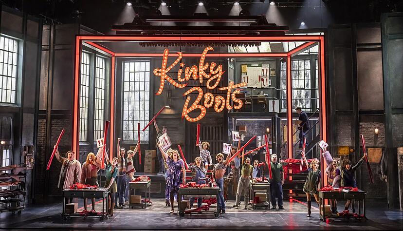 «Kinky Boots» erzählt die Geschichte von Charlie Price, der die angeschlagene Schuhfabrik seines toten Vaters erbt. «Kinky Boots» erzählt die Geschichte von Charlie Price, der die angeschlagene Schuhfabrik seines toten Vaters erbt.
