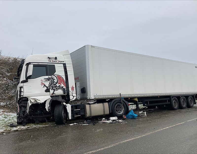 Einsatzkr&auml;fte hatten die Unfallstelle nach der Kollision zwischen Auto und Lastwagen gesichert. Anschlie&szlig;end wurden beide Fahrzeuge abgeschleppt.