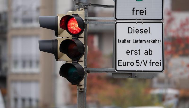 Ein Schild weist an einer roten Ampel auf das Diesel-Fahrverbot für Dieselfahrzeuge unter Euro 5 hin. Ein Schild weist an einer roten Ampel auf das Diesel-Fahrverbot für Dieselfahrzeuge unter Euro 5 hin.