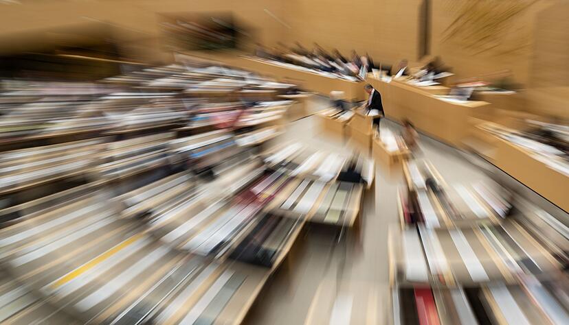 Spricht am Rednerpult im Landtag eine Frau, dann sind die m&auml;nnlichen Abgeordneten weniger aufmerksam, zeigt eine Studie der Uni Mannheim. (Symbolbild)