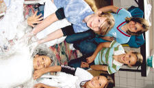 Miriam wird eingegipst. Die anderen kommen später auch noch dran. Miriam wird eingegipst. Die anderen kommen später auch noch dran.