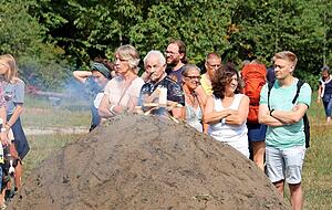 Fast wie ein normaler Erdhaufen sieht der Schaumeiler letztlich aus. Fast wie ein normaler Erdhaufen sieht der Schaumeiler letztlich aus.