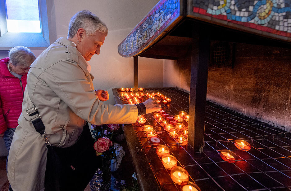 „Heute Morgen um 7.35 Uhr ist der Bischof von Rom, Franziskus in das Haus des Vaters zurückgekehrt“, hieß es in der Mitteilung des Vatikans.