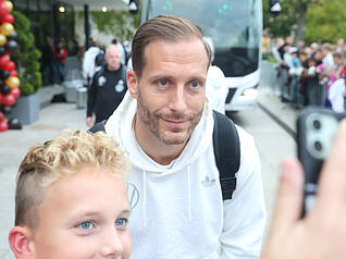 Das DFB-Team übernachtet am Donnerstag vor dem WM-Qualifikationsspiel im Parkhotel in Heilbronn. Zahlreiche Fans haben die Fußball-Stars in Empfang genommen. Es gab Autogramme und Fotos. Das DFB-Team übernachtet am Donnerstag vor dem WM-Qualifikationsspiel im Parkhotel in Heilbronn. Zahlreiche Fans haben die Fußball-Stars in Empfang genommen. Es gab Autogramme und Fotos.
