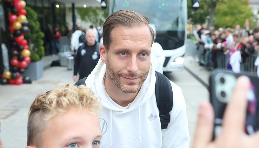 Das DFB-Team übernachtet am Donnerstag vor dem WM-Qualifikationsspiel im Parkhotel in Heilbronn. Zahlreiche Fans haben die Fußball-Stars in Empfang genommen. Es gab Autogramme und Fotos.