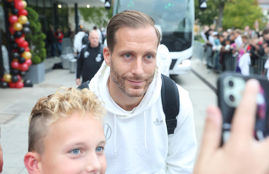 Das DFB-Team übernachtet am Donnerstag vor dem WM-Qualifikationsspiel im Parkhotel in Heilbronn. Zahlreiche Fans haben die Fußball-Stars in Empfang genommen. Es gab Autogramme und Fotos.