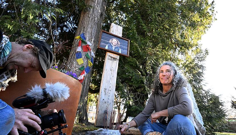 Laura Dahlmeiers Mutter an der Gedenkstätte in dem Park, der jetzt Laura Dahlmeier Park heißt. Laura Dahlmeiers Mutter an der Gedenkstätte in dem Park, der jetzt Laura Dahlmeier Park heißt.