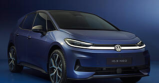 Au&szlig;en ist beim VW ID.3 Neo die Lichtleiste weiter nach oben ger&uuml;ckt, das Dach ist voll lackiert, dazu gibt es vorne und hinten beleuchtete Markenlogos.