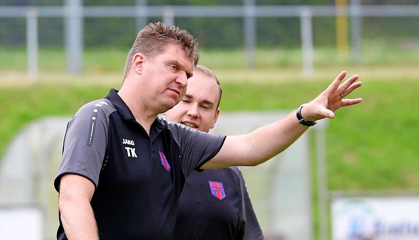 Mit Pascal Eißler führte Thomas Kettner (links) die A-Jugend des FSV Hollenbach in die Oberliga. Dort überwintert das Team auf Rang neun.
Foto: Marc Schmerbeck Mit Pascal Eißler führte Thomas Kettner (links) die A-Jugend des FSV Hollenbach in die Oberliga. Dort überwintert das Team auf Rang neun.
Foto: Marc Schmerbeck