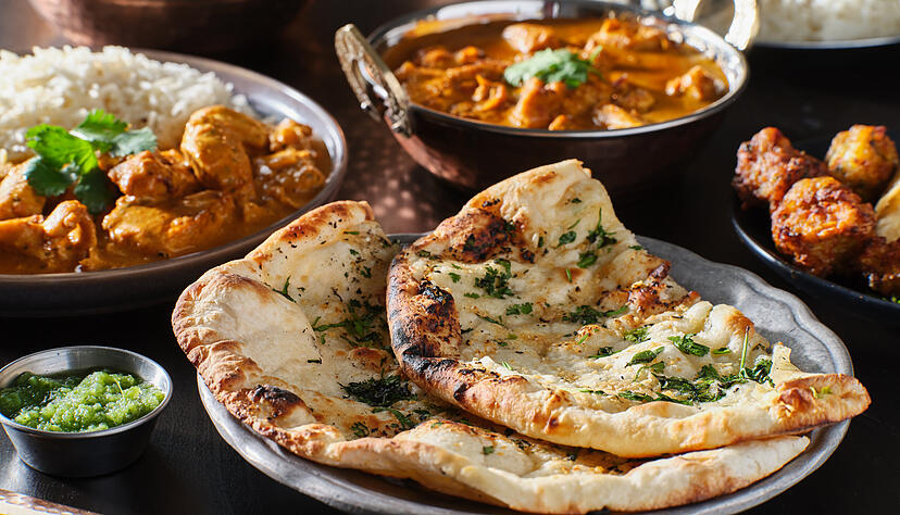 Als Fladen ist Naan-Brot ist ein perfekter Begleiter zu Curry-Gerichten.  Foto:  Joshua Resnick/stock.adobe.com