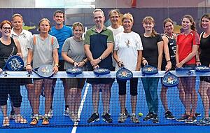 Schwei&szlig;treibender Spa&szlig; beim Lesersommer am vergangenen Samstag. Frauen-Bundestrainerin Jimena Gonzalez (Dritte von rechts) inmitten der Stimme-Leser.