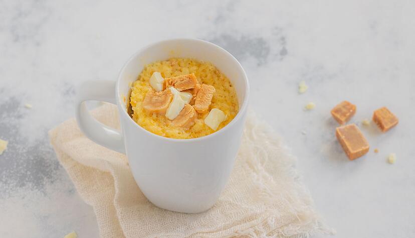 Dieser Tassenkuchen mit wei&szlig;er Schokolade und Karamell von Back-Bloggerin Kathrin Runge steht innerhalb von ein paar Minuten auf dem Tisch.