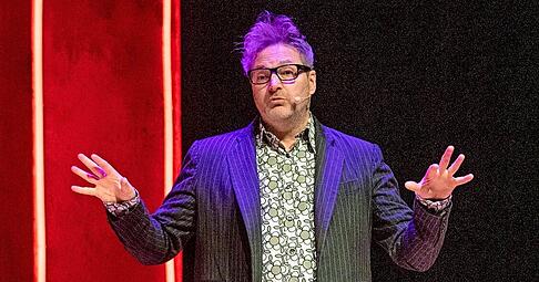 Leicht melancholischer Sisyphus mit schwierigem Familienleben: Comedian Paul Panzer in der fast ausverkauften Harmonie.
Foto: Mario Berger