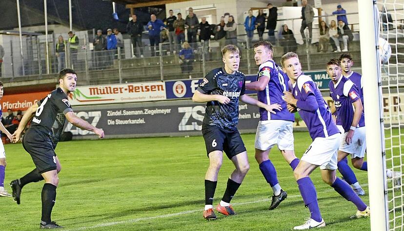 Hollenbachs Michael Kleinschrodt (links) k&ouml;pft das 1:1. Am Ende reichte es f&uuml;r den FSV Hollenbach gegen N&ouml;ttingen aber nicht zum Punktgewinn.
Foto: Marc Schmerbeck