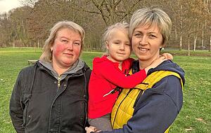 Oksana Slavinska (links) und Julia Sokolska mit ihrer Tochter Mylana. Oksana Slavinska (links) und Julia Sokolska mit ihrer Tochter Mylana.