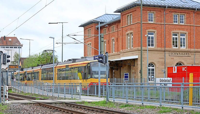 Stadtbahn am Schwaigerner Bahnhof: Wegen umfangreicher Arbeiten wird die Strecke zwischen Eppingen und Heilbronn für sechs Monate gesperrt.