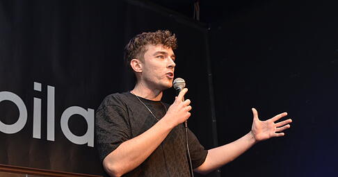 Hendrik Brehmer aus Berlin ist Headliner des Abends und erz&auml;hlt unter anderem von Absonderlichkeiten beim Passantrag f&uuml;r den dreimonatigen Sohn.
Foto: Stefanie Pf&auml;ffle