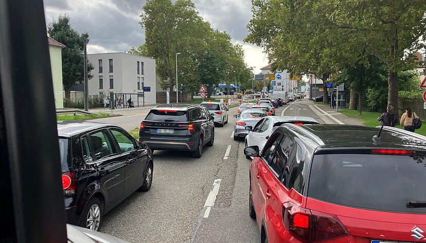 An der Bushaltestelle Wilhelm-Leuschner-Straße-Nord wird aus zwei Spuren eine.