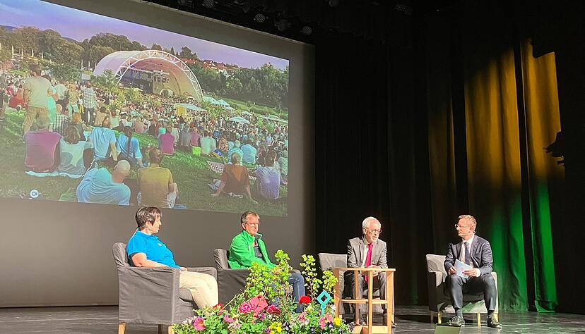 Heike Roll (von links), der fr&uuml;here Oberb&uuml;rgermeister Thilo Michler und Erich Herrmann, der damalige Laga-Gesch&auml;ftsf&uuml;hrer und Finanzb&uuml;rgermeister, erinnern sich im Gespr&auml;ch mit Oberb&uuml;rgermeister Patrick Wegener an die sch&ouml;nsten Momente der Landesgartenschau 2016.