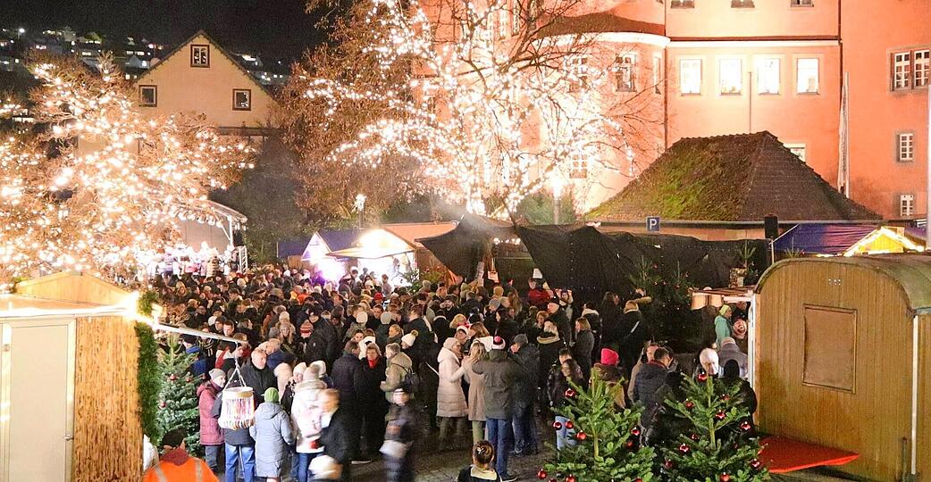 Der Advent am Schloss ist schon am ersten Abend gut besucht. An mehr als 30 Ständen verkaufen Händler, Vereine und Einrichtungen ihre Waren – von Kunsthandwerk bis Glühwein.
Fotos: Götz Greiner Der Advent am Schloss ist schon am ersten Abend gut besucht. An mehr als 30 Ständen verkaufen Händler, Vereine und Einrichtungen ihre Waren – von Kunsthandwerk bis Glühwein.
Fotos: Götz Greiner
