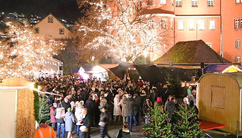 Der Advent am Schloss ist schon am ersten Abend gut besucht. An mehr als 30 Ständen verkaufen Händler, Vereine und Einrichtungen ihre Waren – von Kunsthandwerk bis Glühwein.
Fotos: Götz Greiner