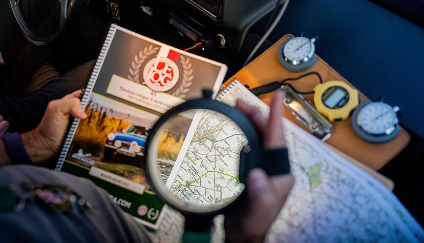 Handarbeit gefragt: Wo es langgeht, wird bei der Oldtimer-Rallye LeJog auf klassische Weise erarbeitet.