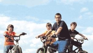 Die vor&uuml;bergehend aufgesch&uuml;tteten Erdh&uuml;gel am Skaterplatz sind ein kleines Paradies f&uuml;r die Dorfjugend. Mit BMX-R&auml;dern geht"s flott &uuml;ber die Piste.Fotos: Rolf Muth