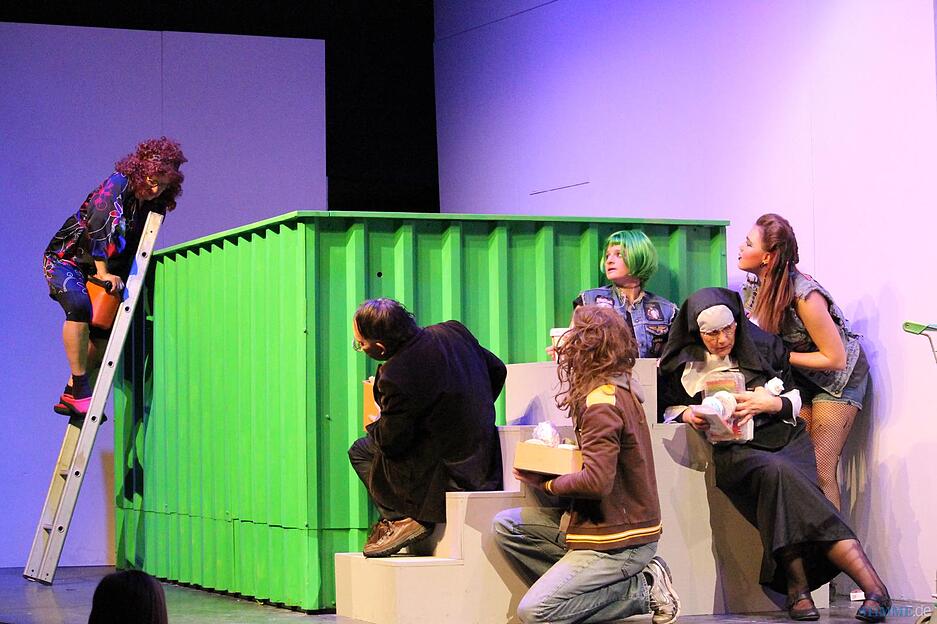 "Ab in den Container": Theater in Hollenbach |