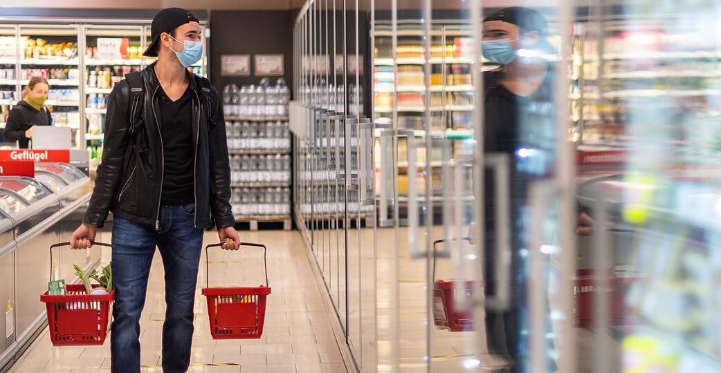 Die staatlich verordnete Maskenpflicht beim Einkaufen fällt in weiten Teilen Deutschlands weg, wenn die Geschäfte am Montag öffnen - gewisse Schutzvorkehrungen könnten aber bleiben. Die staatlich verordnete Maskenpflicht beim Einkaufen fällt in weiten Teilen Deutschlands weg, wenn die Geschäfte am Montag öffnen - gewisse Schutzvorkehrungen könnten aber bleiben.