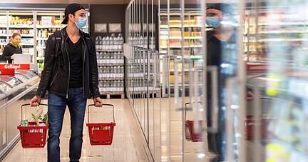 Die staatlich verordnete Maskenpflicht beim Einkaufen fällt in weiten Teilen Deutschlands weg, wenn die Geschäfte am Montag öffnen - gewisse Schutzvorkehrungen könnten aber bleiben.