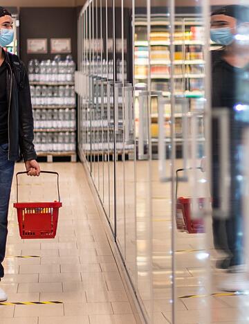 Die staatlich verordnete Maskenpflicht beim Einkaufen f&auml;llt in weiten Teilen Deutschlands weg, wenn die Gesch&auml;fte am Montag &ouml;ffnen - gewisse Schutzvorkehrungen k&ouml;nnten aber bleiben.