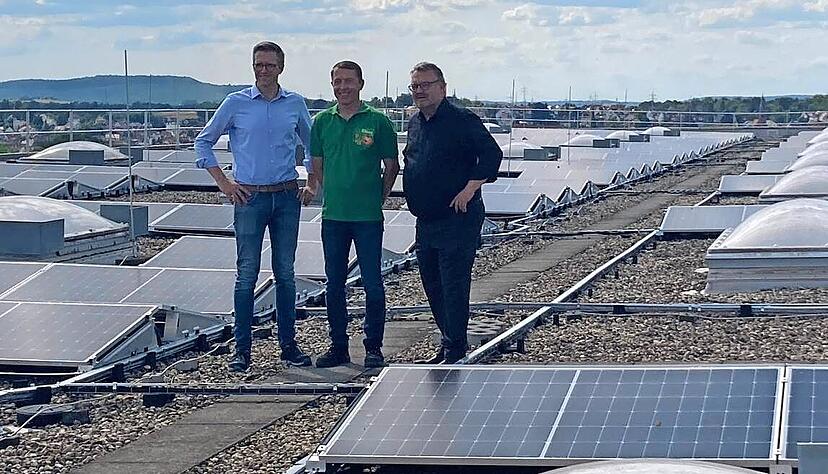 Stolz auf die größte PV-Anlage der Stadt: Werkleiter Julius Mannherz, Projektleiter Josef Litschauer und Baubürgermeister Andreas Ringle.
Foto: Heiko Fritze Stolz auf die größte PV-Anlage der Stadt: Werkleiter Julius Mannherz, Projektleiter Josef Litschauer und Baubürgermeister Andreas Ringle.
Foto: Heiko Fritze
